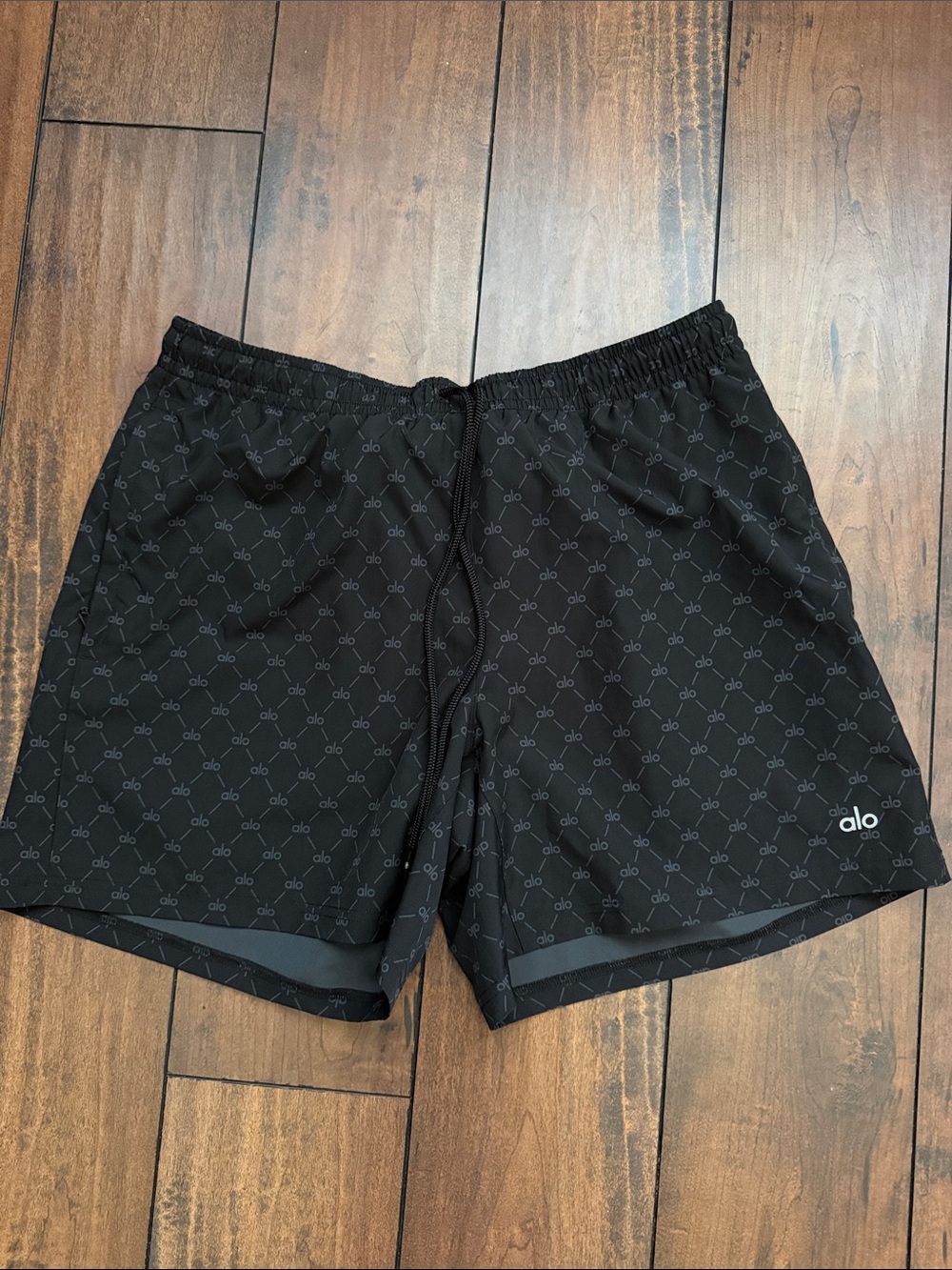 ALO Yoga Men’s Black Logo-Pattern Athletic Shorts